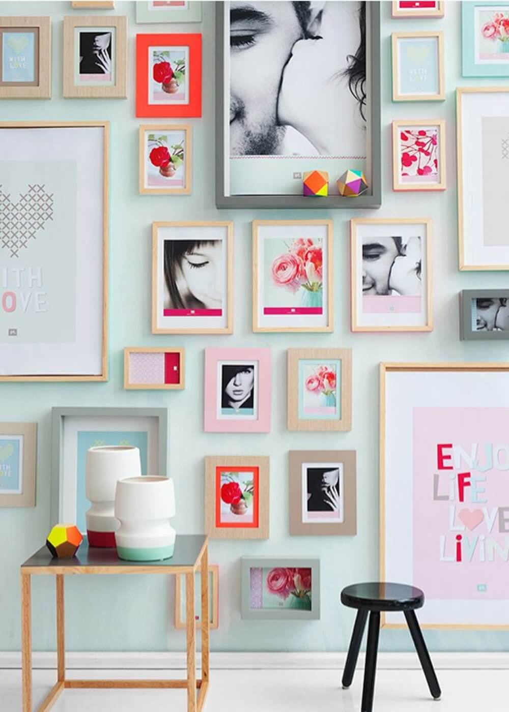 Poner muchos cuadros en la pared