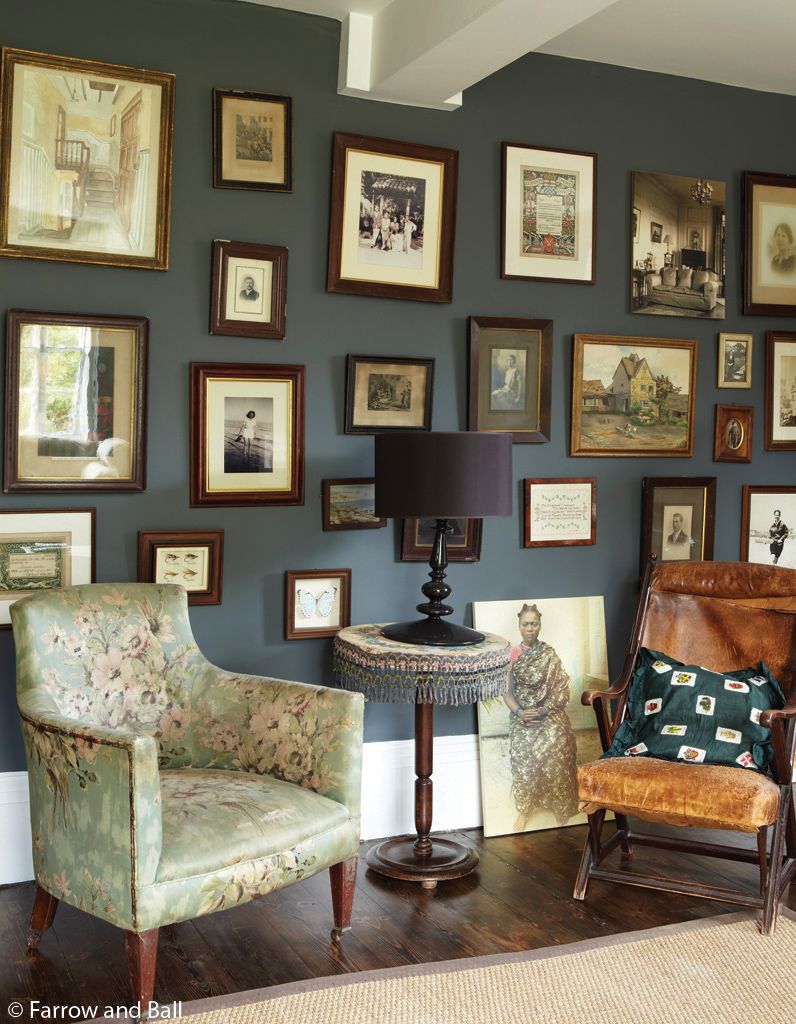 Decorar una pared con marcos de cuadros